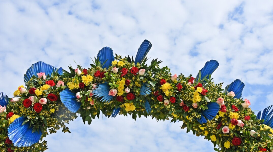 Λουλούδια, κουλούρα ψωμιού και δώρα στις... μέλλουσες πεθερές - Τα έθιμα για την Πρωτομαγιά ανά την Ελλάδα - Πώς γιορτάζεται από τη Σέριφο ως τα Μέγαρα