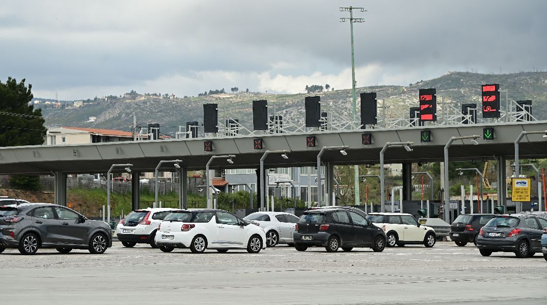 Ξεκίνησε η έξοδος των εκδρομέων από την Αττική – Αυξημένη ροή στα διόδια Ελευσίνας και Αφιδνών