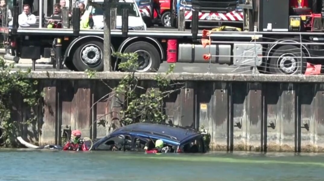 Δύτες στο Παρίσι δίπλα σε ημιβυθισμένο όχημα στον ποταμό Σηκουάνα