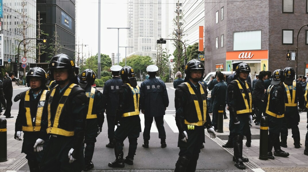 Ιαπωνία: Άνδρας τραυμάτισε με σφυρί εφήβους επειδή... μιλούσαν δυνατά - Ψέκασε με άγνωστη ουσία τρεις αστυνομικούς στο Τόκιο