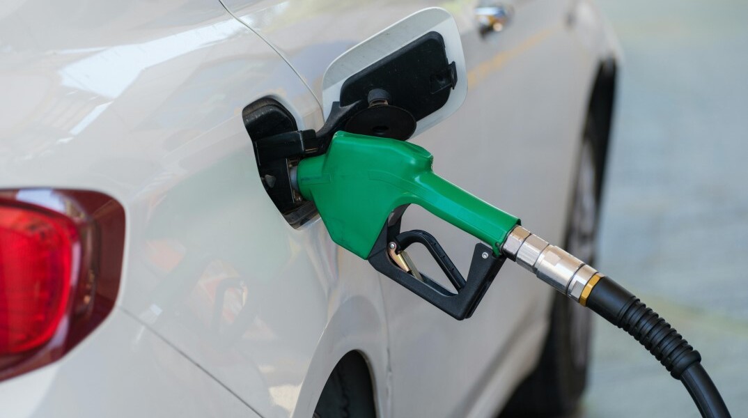 Εργαζόμενος σε πρατήριο υγρών καυσίμων βάζει βενζίνη σε αυτοκίνητο