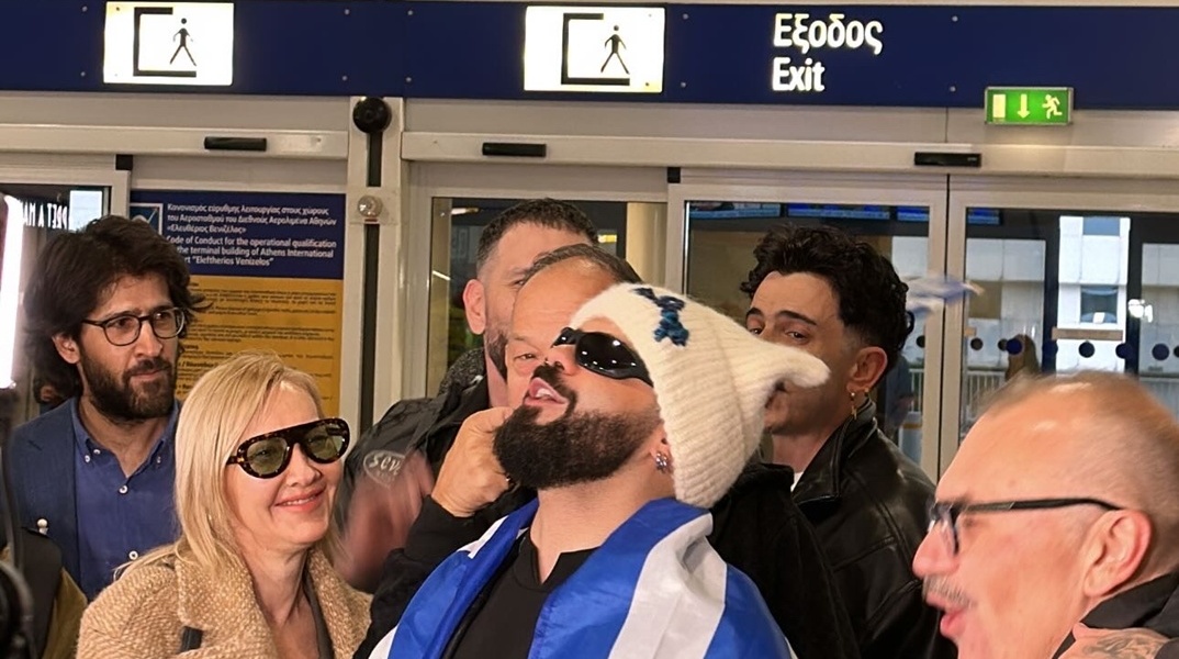 Ο Akylas με την ελληνική σημαία λίγο πριν αναχωρήσει για Βιέννη