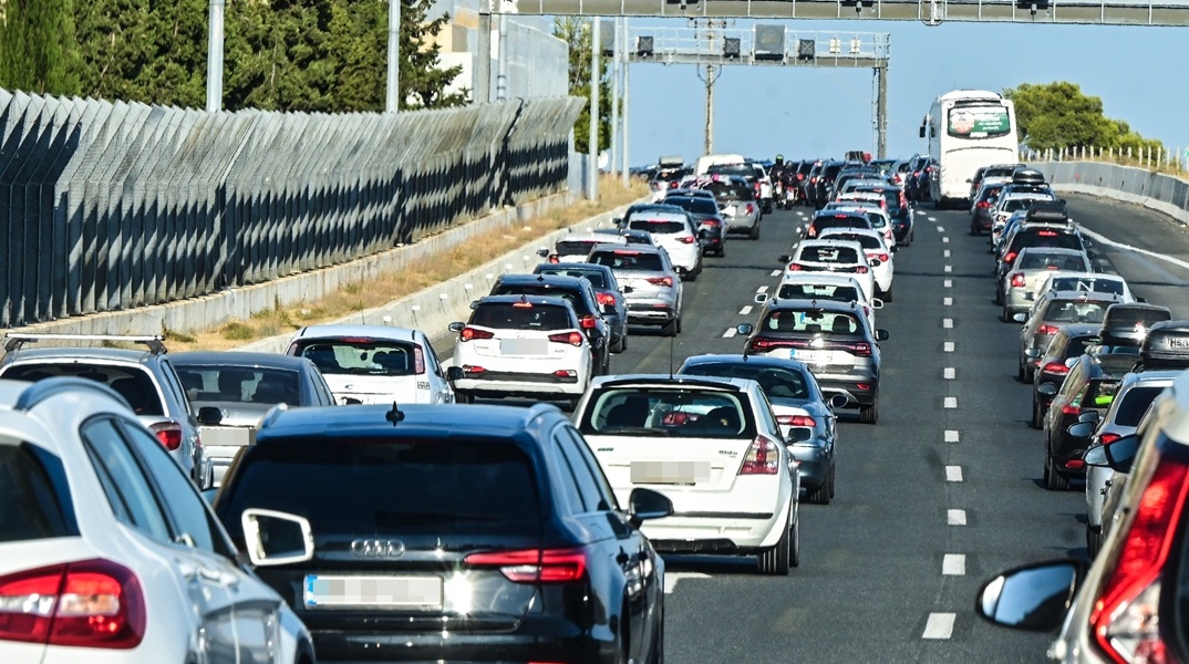 Αυτοκίνητα κολλημένα στην κίνηση στην Αθηνών - Κορίνθου