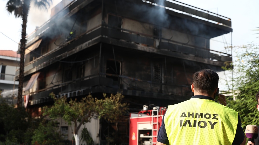 Φωτιά σε επιχείρηση στο Ίλιον και υπάλληλος του δήμου που στέκεται σε απόσταση