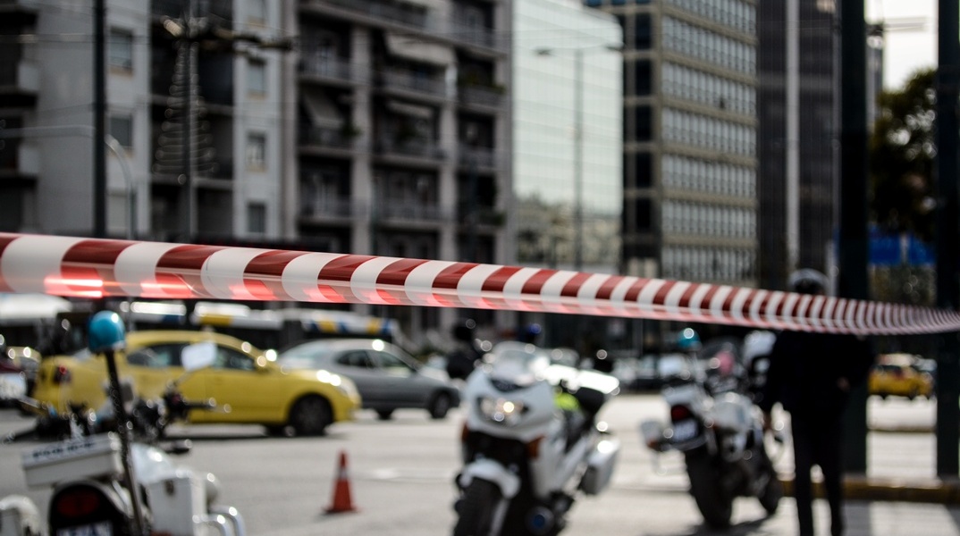 Κορδέλα της ΕΛ.ΑΣ. με την οποία έχει απαγορευτεί η είσοδος οχημάτων σε δρόμο