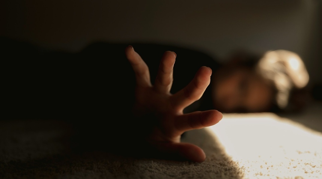 Παιδί που προτάσσει το χέρι του για να αποφύγει επίθεση