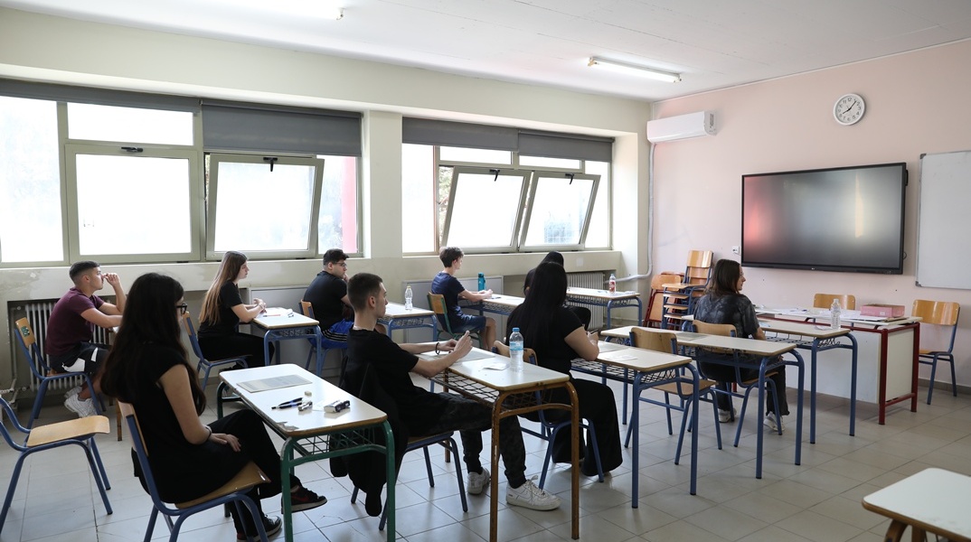 Υποψήφιοι των Πανελληνίων Εξετάσεων σε εξεταστικό κέντρο