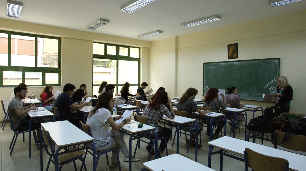 Μαθητές σε τάξη σχολείου