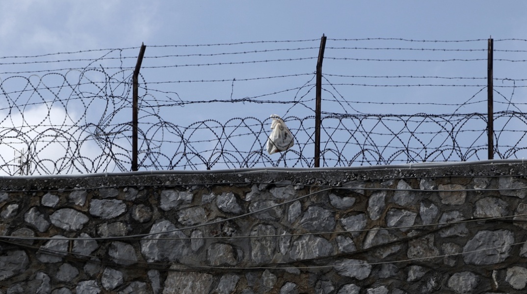 Κάγκελα και συρματοπλέγματα φυλακών