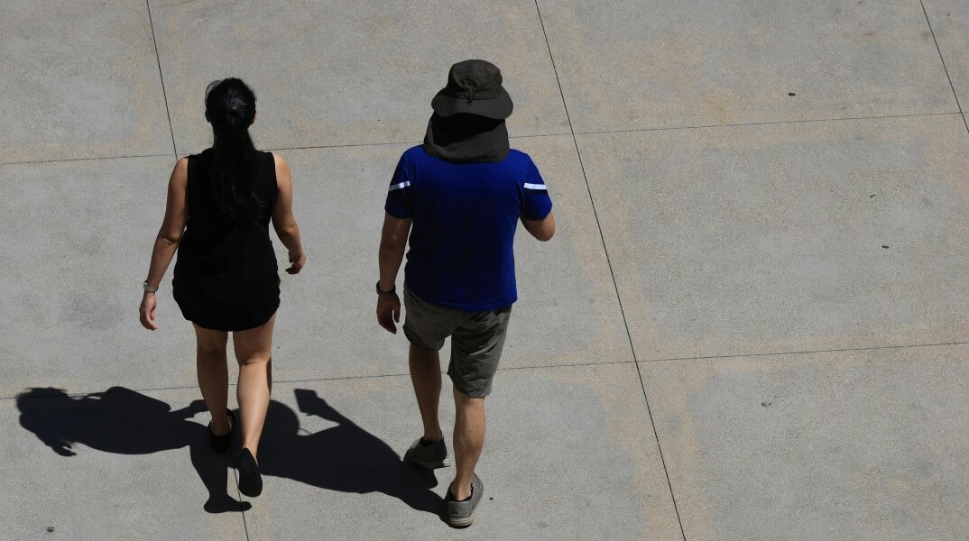 Νέοι περπατούν σε ανοιχτό χώρο