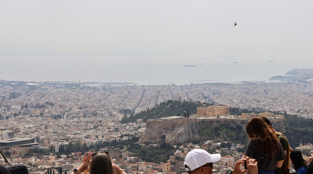 Αφρικανική σκόνη στον ορίζοντα πάνω από την Ακρόπολη και περιοχές της Αθήνας