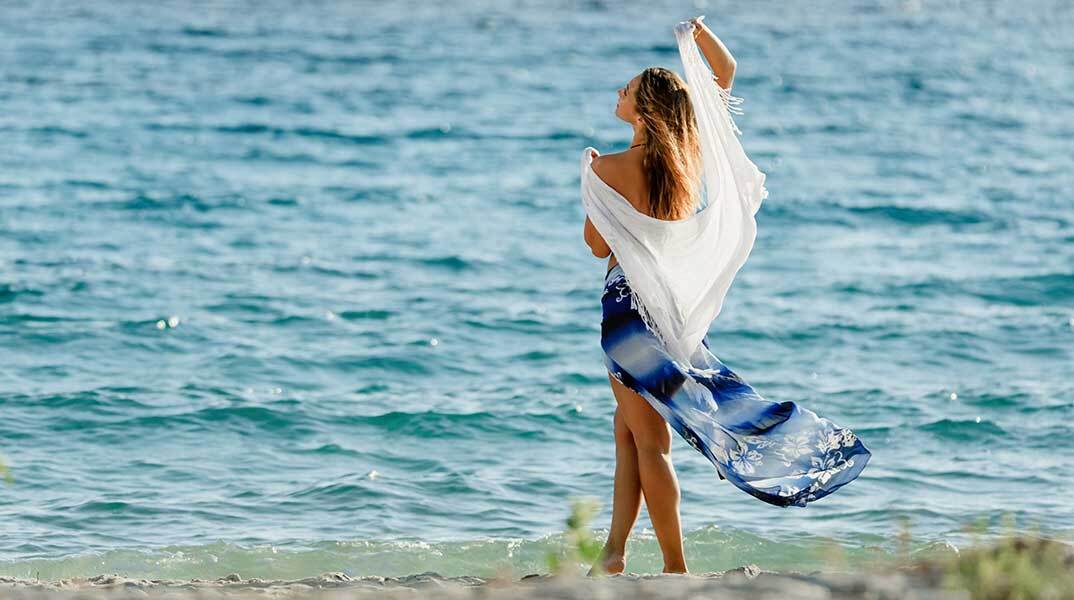 Γυναίκα περπατά στην παραλία