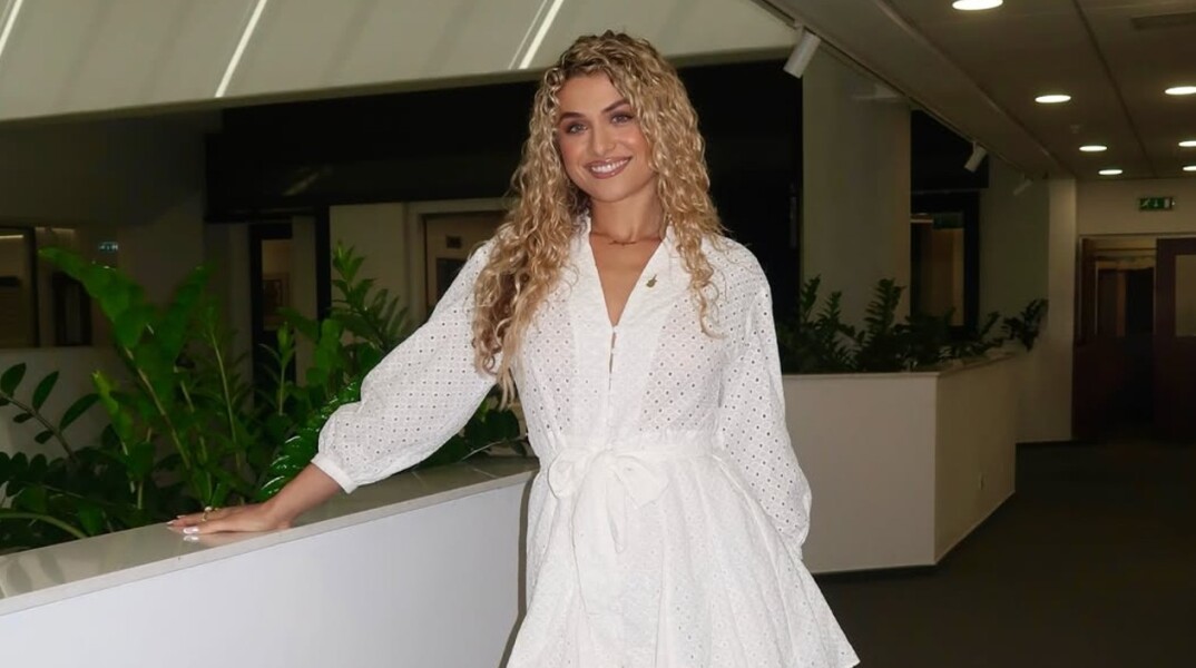 Antigoni Buxton: Αυτό είναι το λευκό φόρεμα με πέρλες και δαντέλα που θα βάλει στη Eurovision