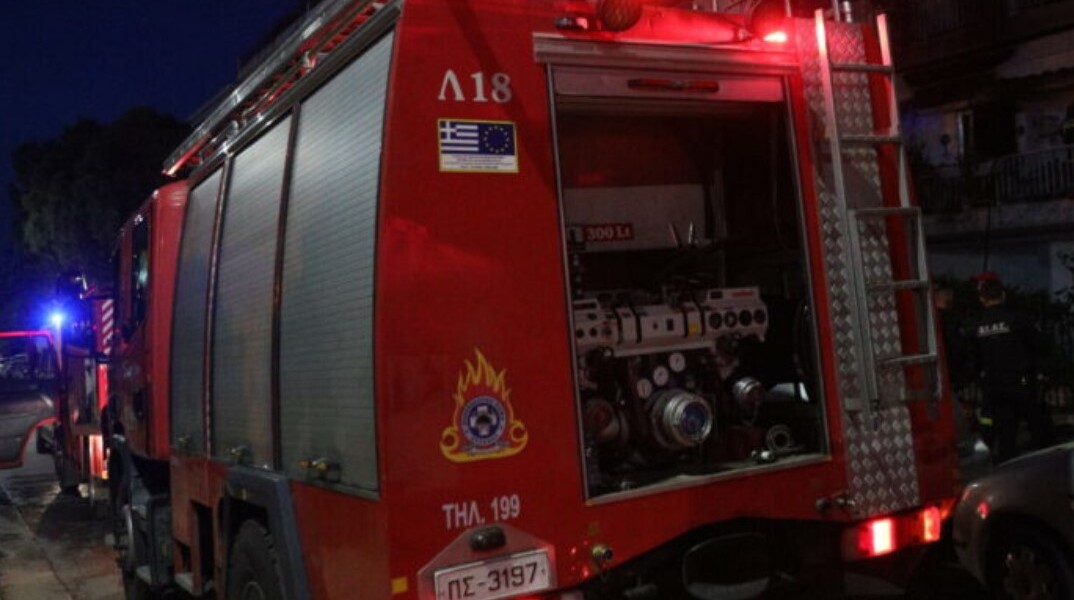 Πυροσβεστικό όχημα έξω από κτίριο όπου εκδηλώθηκε φωτιά