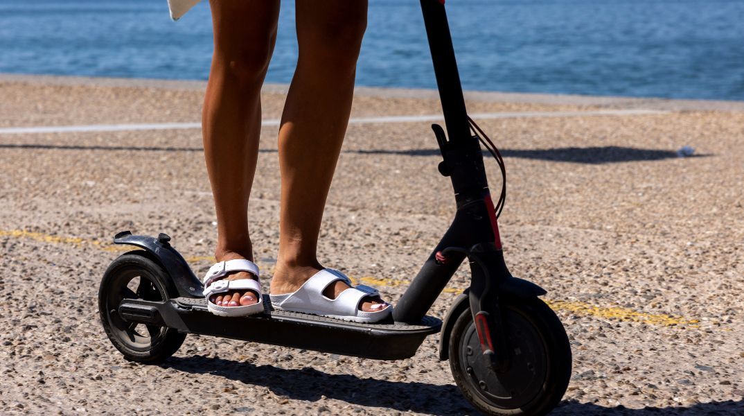 Ανησυχητική αύξηση τροχαίων με ηλεκτρικά πατίνια σε Ελλάδα και Ευρώπη, με θύματα ανήλικους - Φορείς ζητούν εκπαίδευση και αυστηρή τήρηση κανόνων.