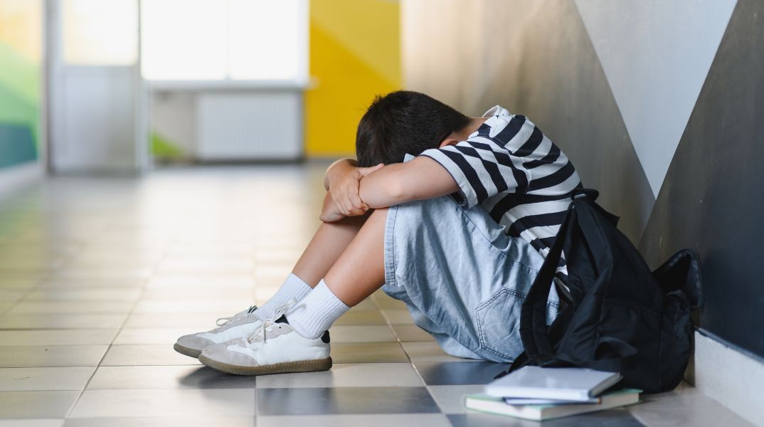 Η Σιγκαπούρη εισάγει τον ραβδισμό ως τιμωρία για μαθητές που ασκούν bullying - Έντονες αντιδράσεις της UNICEF και του Παγκόσμιου Οργανισμού Υγείας.