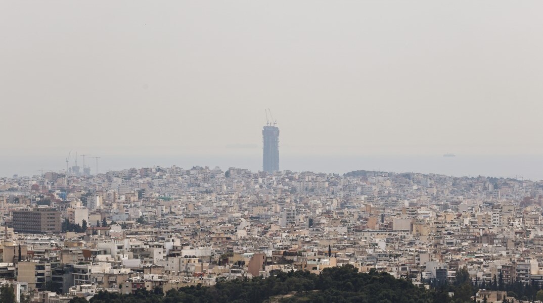 Η αφρικανική σκόνη στην Αττική μειώνει την ορατότητα και «εξαφανίζει» τον ουρανοξύστη στο Ελληνικό