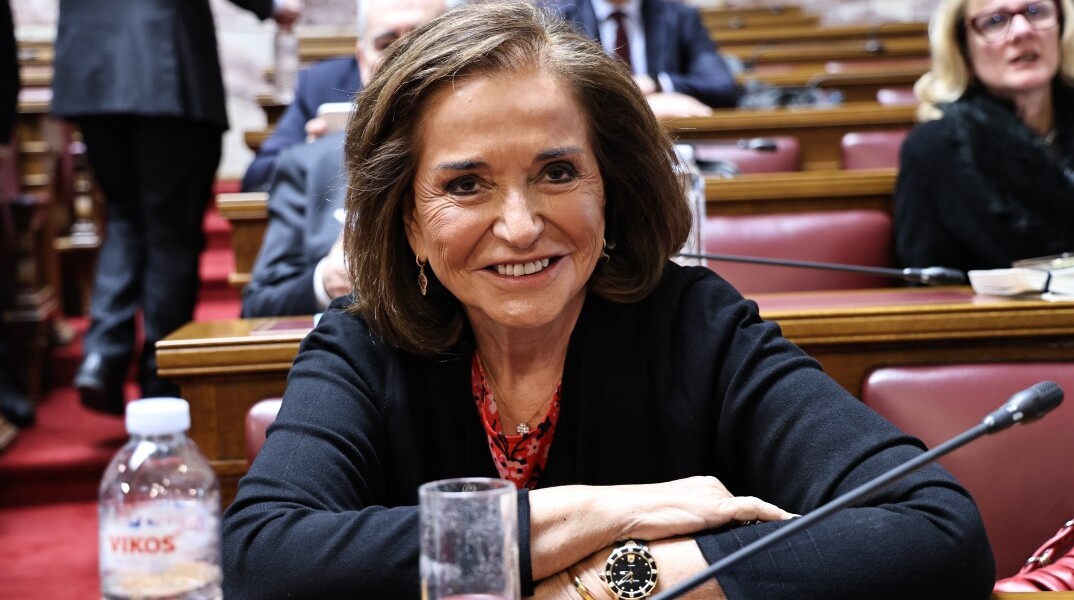 Η Ντόρα Μπακογιάννη στη Βουλή