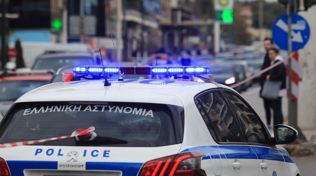 Θεσσαλονίκη: Πουλούσαν ναρκωτικά μέσω app - Κολλούσαν σε πλατείες αυτοκόλλητα με qr code για τις παραγγελίες