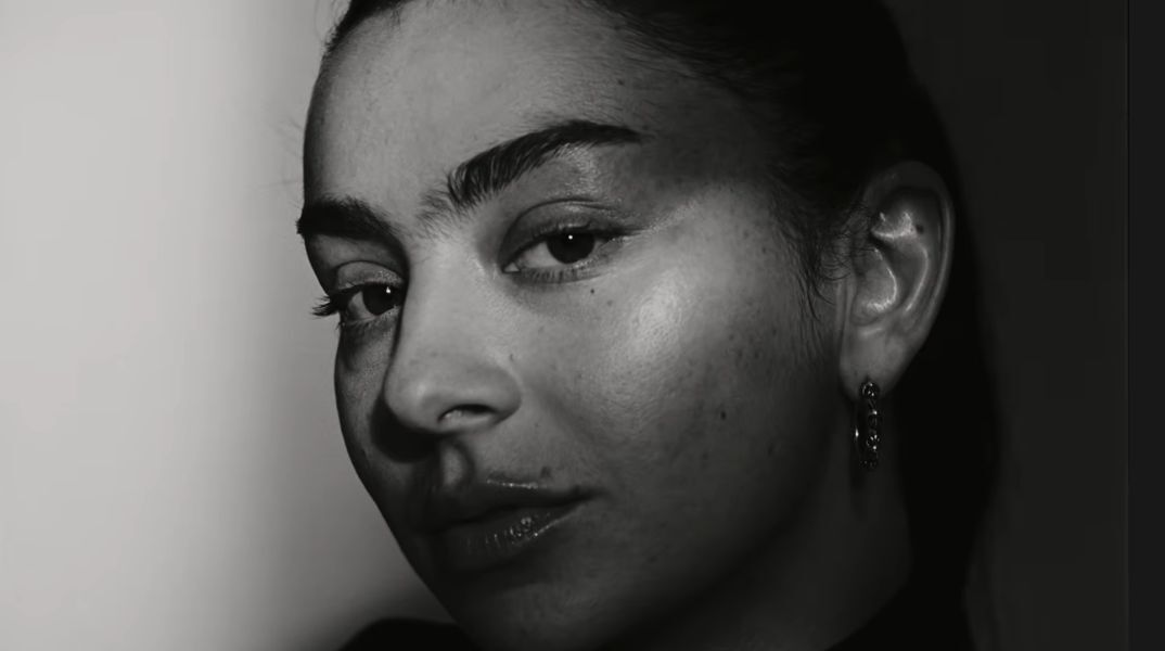 Η Charli XCX παρουσιάζει το νέο single «Rock Music» - Μια αλλιώτικη κυκλοφορία με κιθάρες, grunge αισθητική και σαφή στροφή προς πιο ροκ ήχο.