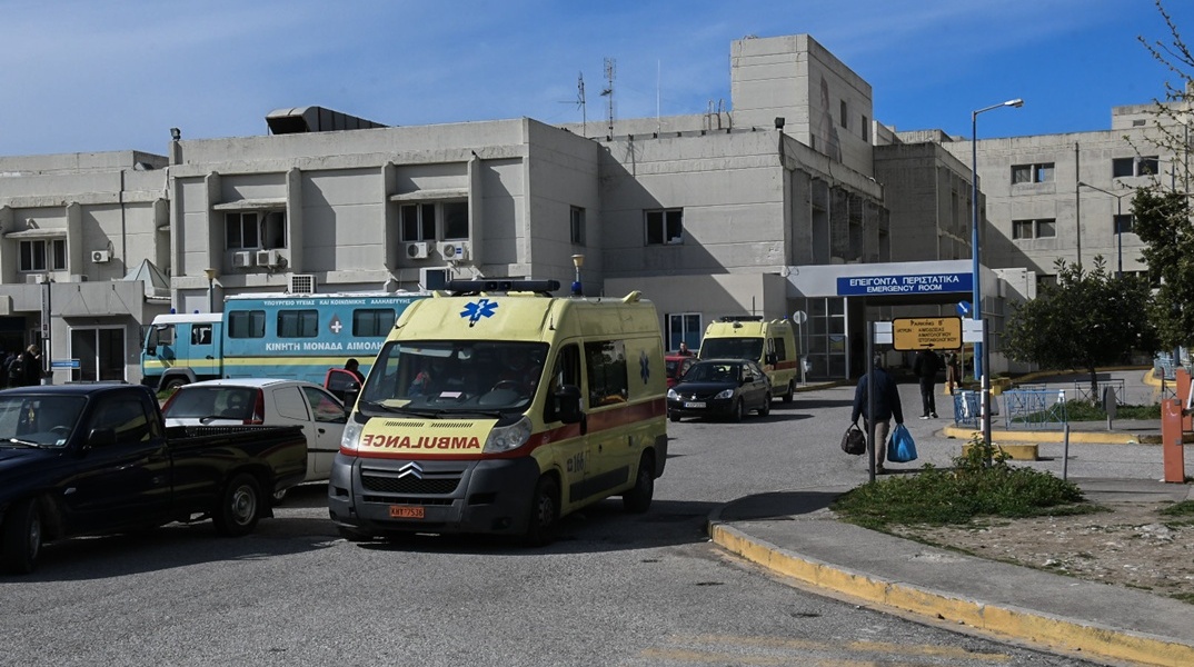 Ασθενοφόρο έξω από το Πανεπιστημιακό Νοσοκομείο του Ρίου