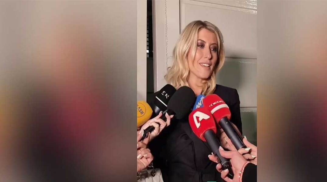 Δηλώσεις από τη Σία Κοσιώνη σε δημοσιογράφους μετά το τελευταίο δελτίο ειδήσεων για τον ΣΚΑΪ