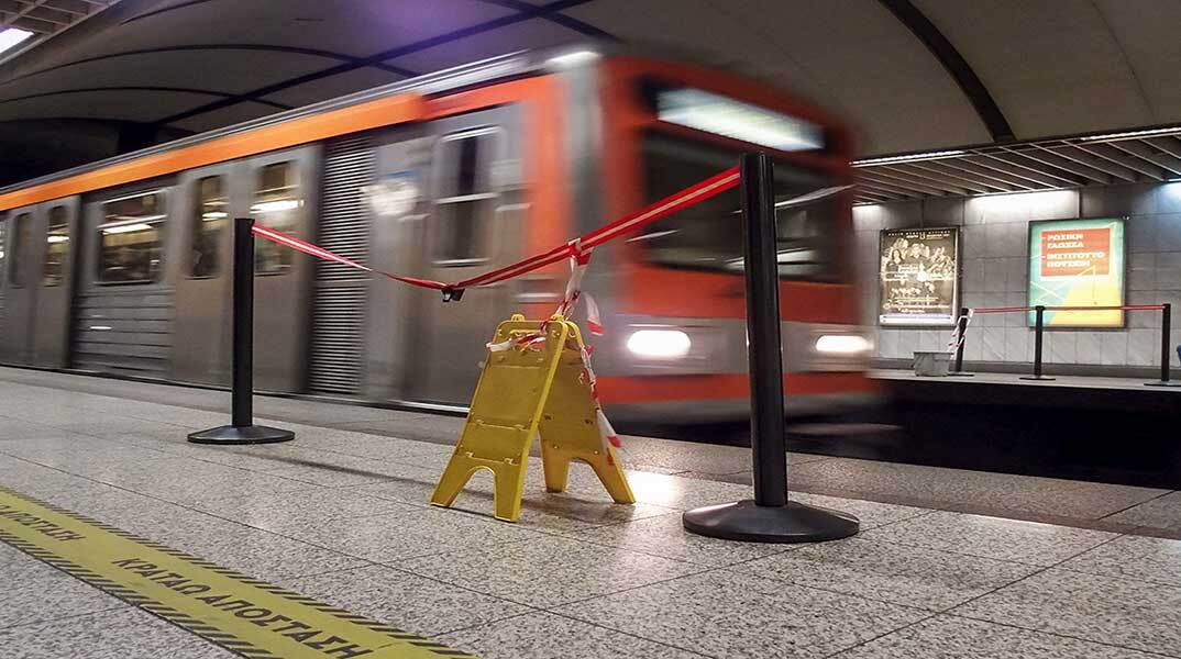 Συρμός Μετρό αναχωρεί από σταθμό