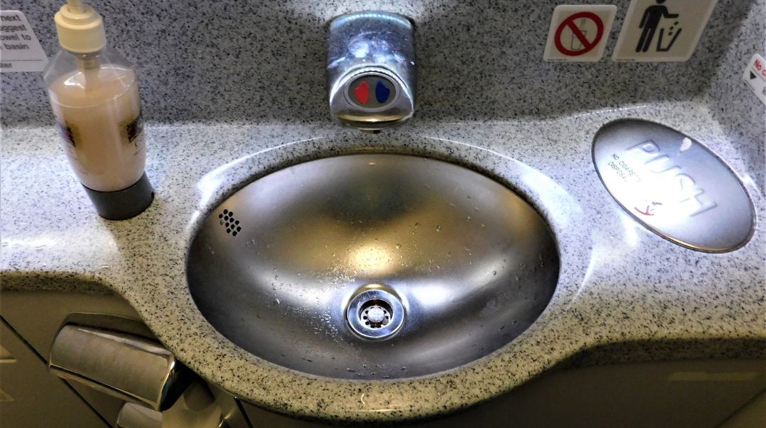 Ειδικοί προειδοποιούν ότι οι επιφάνειες στις τουαλέτες των αεροπλάνων μπορεί να ακυρώσουν την υγιεινή του πλυσίματος χεριών