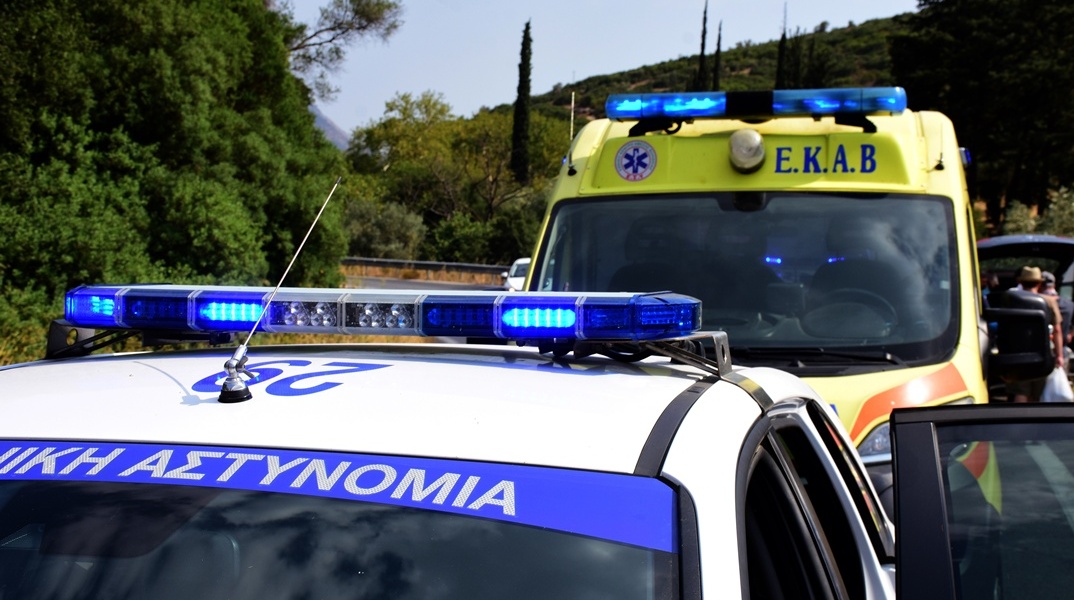 Ασθενοφόρο και περιπολικό