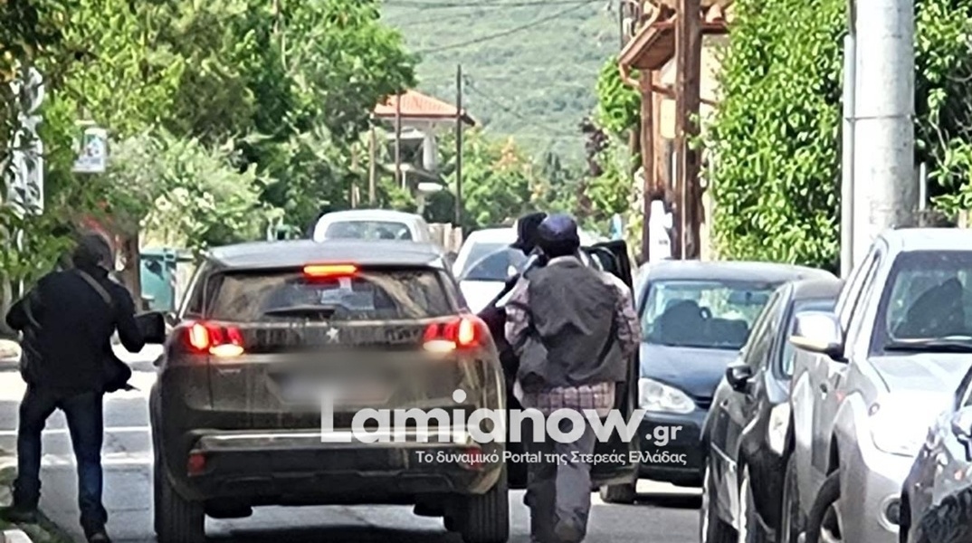 Η στιγμή που οι δράστες της ένοπλης ληστείας σε τράπεζα στην Τιθορέα τρέπονται σε φυγή