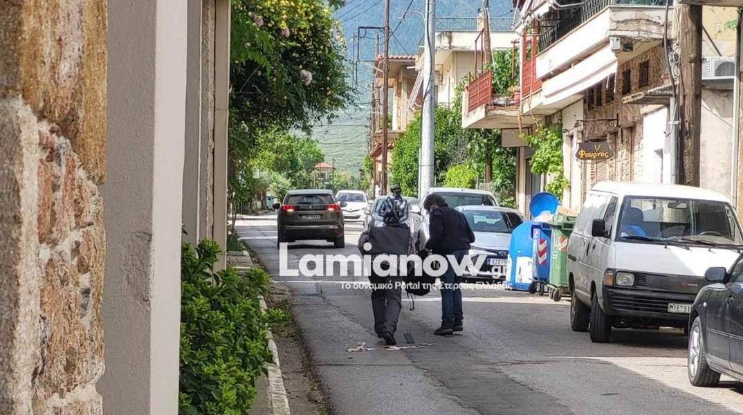 Η στιγμή που οι δράστες της ένοπλης ληστείας σε τράπεζα στην Τιθορέα τρέπονται σε φυγή