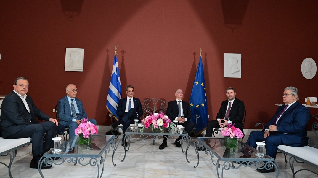Κάποιοι από τους πολιτικούς αρχηγούς μαζί με τον Πρόεδρο της Δημοκρατίας, Κωνσταντίνο Τασούλα και τον πρόεδρο της Βουλής, Νικήτα Κακλαμάνη