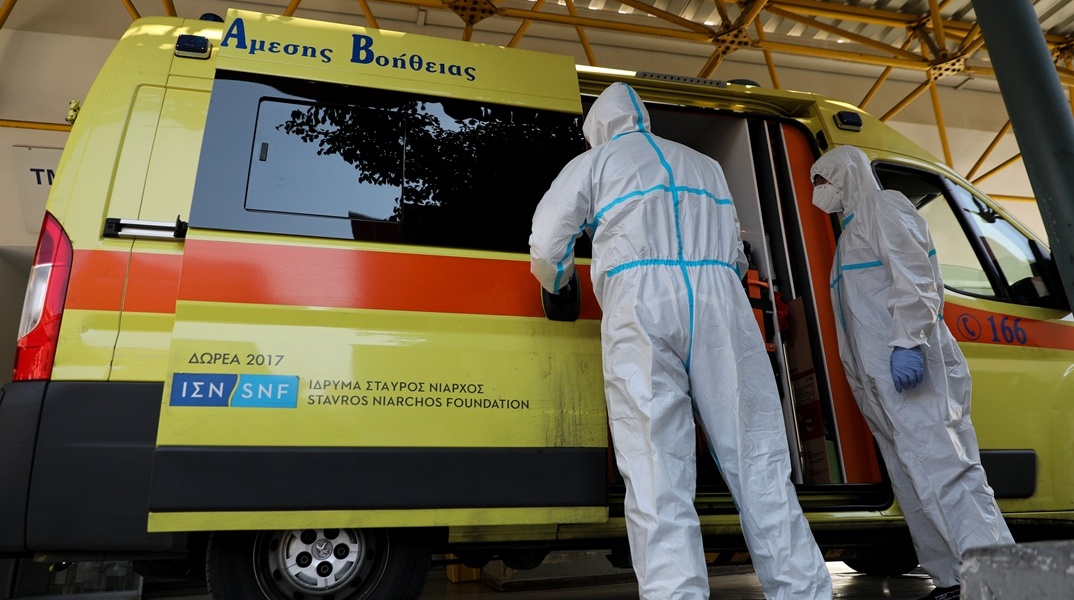 Ασθενοφόρο του ΕΚΑΒ με προσωπικό που έχει λάβει μέτρα ασφαλείας