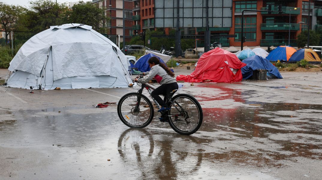Οι εσωτερικοί εκτοπισμοί από πολέμους έφτασαν σε ιστορικό υψηλό το 2025, ξεπερνώντας για πρώτη φορά όσους προκλήθηκαν από καταστροφές.
