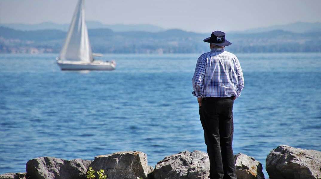Συνταξιούχος μπροστά στη θάλασσα