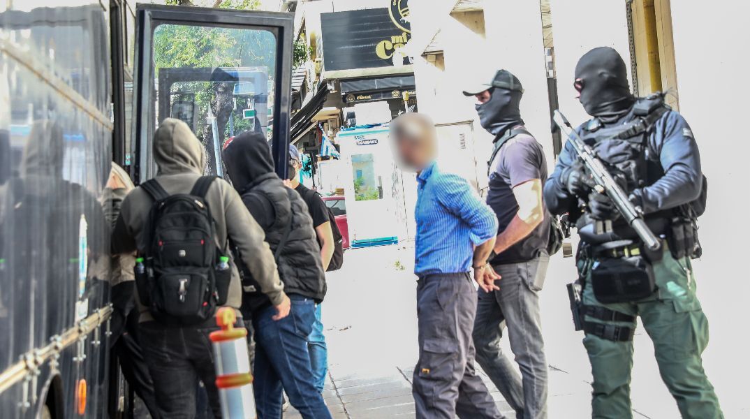 Ληστεία στην Τιθορέα: Ποινική δίωξη για πέντε κακουργήματα και έξι πλημμελήματα στους οκτώ συλληφθέντες