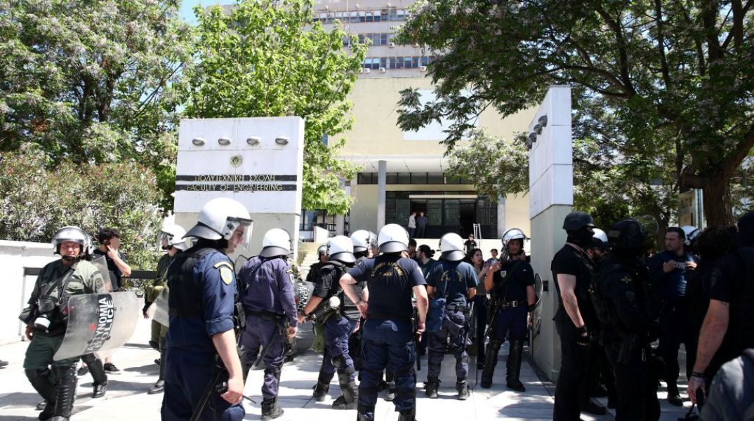 Ρόπαλα στα πανεπιστήμια, ξανά: Τι έχει αλλάξει και τι όχι στα ελληνικά ΑΕΙ
