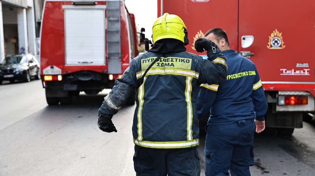 Πυροσβέστες σε φωτιά στην Αθήνα