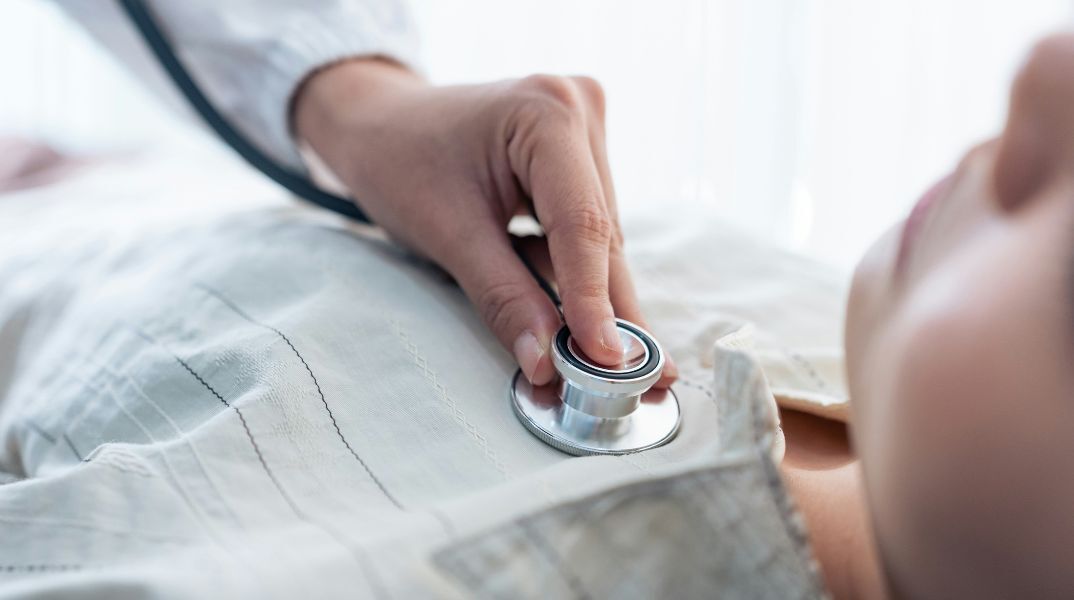 Δύο καρδιολόγοι αποκαλύπτουν τα έξι «ανθυγιεινά» τρόφιμα και ποτά που συνεχίζουν να καταναλώνουν, εξηγώντας γιατί δεν χρειάζεται να τα κόψουμε πλήρως.