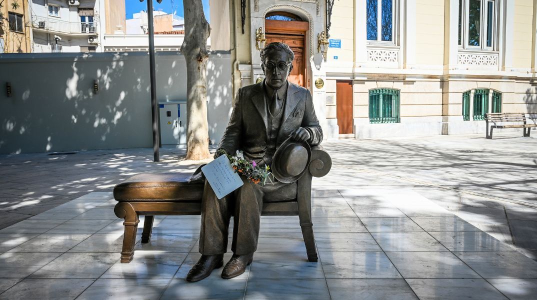 Κωνσταντίνος Καβάφης - Αισθητική Αγάπη: Μια επέτειος, ένα παγκάκι κι ένας δερματόδετος τόμος με τα ποιήματά του