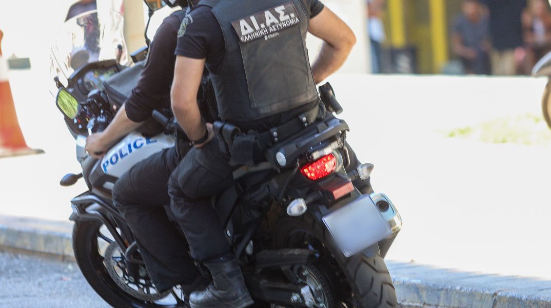 Λιόσια: Δύο τραυματίες αστυνομικοί από επίθεση 80 ατόμων έπειτα από καταδίωξη