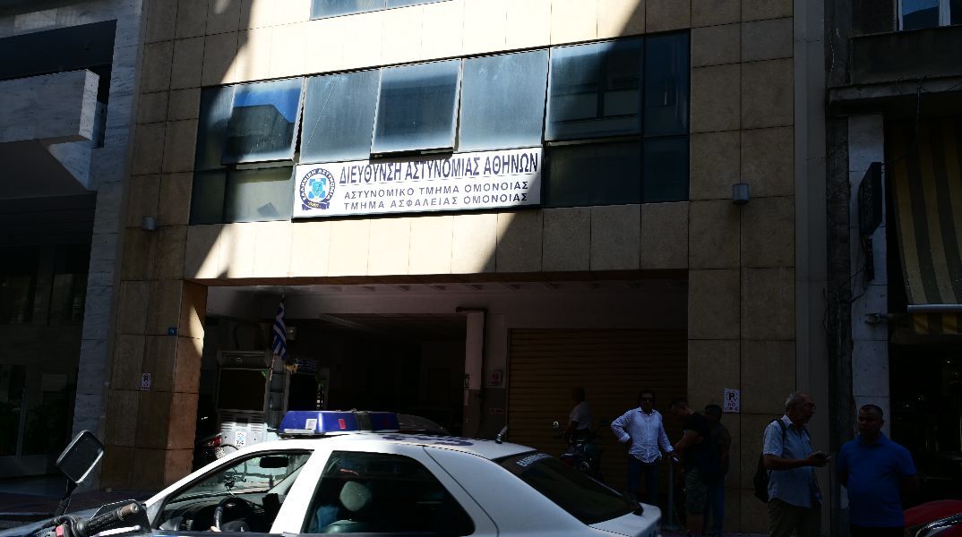 Δίκη για βιασμό 19χρονης στο ΑΤ Ομόνοιας: «Ήταν συναινετικό, μας είπε ότι της αρέσουν οι ένστολοι» 