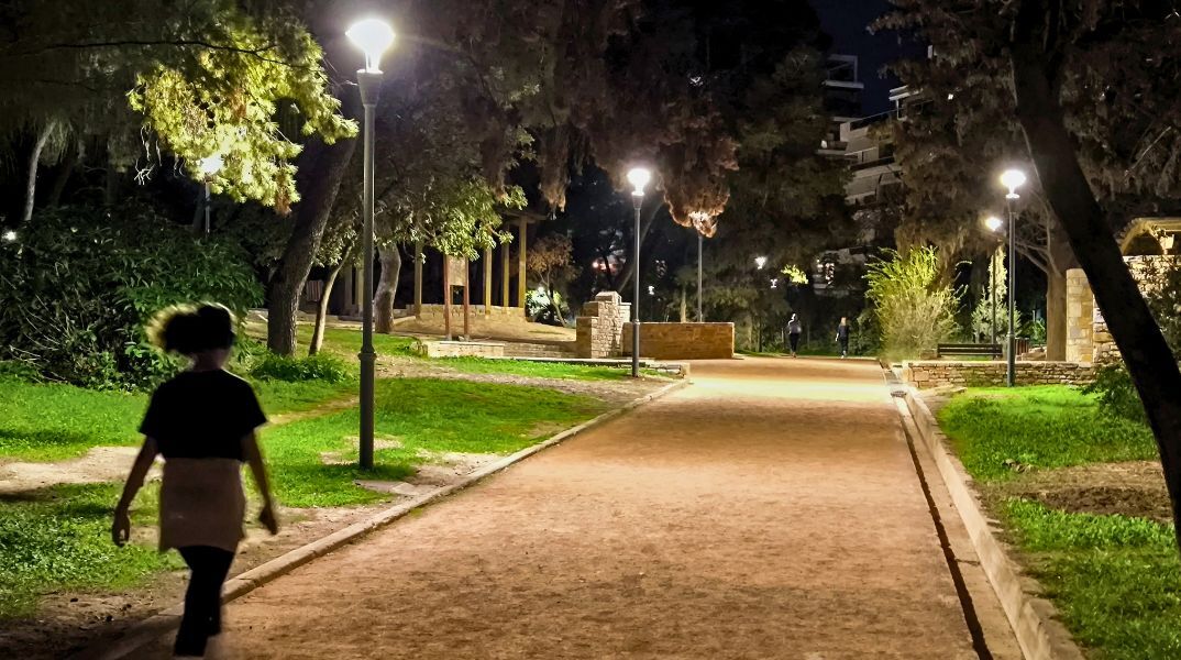 Δημόσιος Φωτισμός: Η Αθήνα ανάμεσα στην ασφάλεια, την εξοικονόμηση ενέργειας και τους βανδαλισμούς