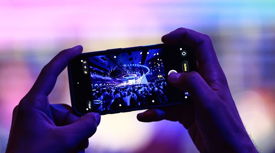 Eurovision 2026: Τι θα δουν οι τηλεθεατές στις χώρες που απέχουν - Από κωμικές σειρές έως ντοκιμαντέρ για τη Γάζα – Τα εναλλακτικά προγράμματα των δικτύων 