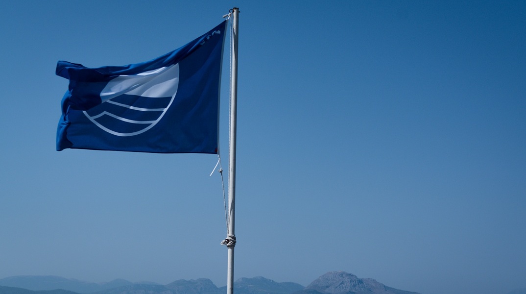 Γαλάζια Σημαία σε ιστό παραλίας
