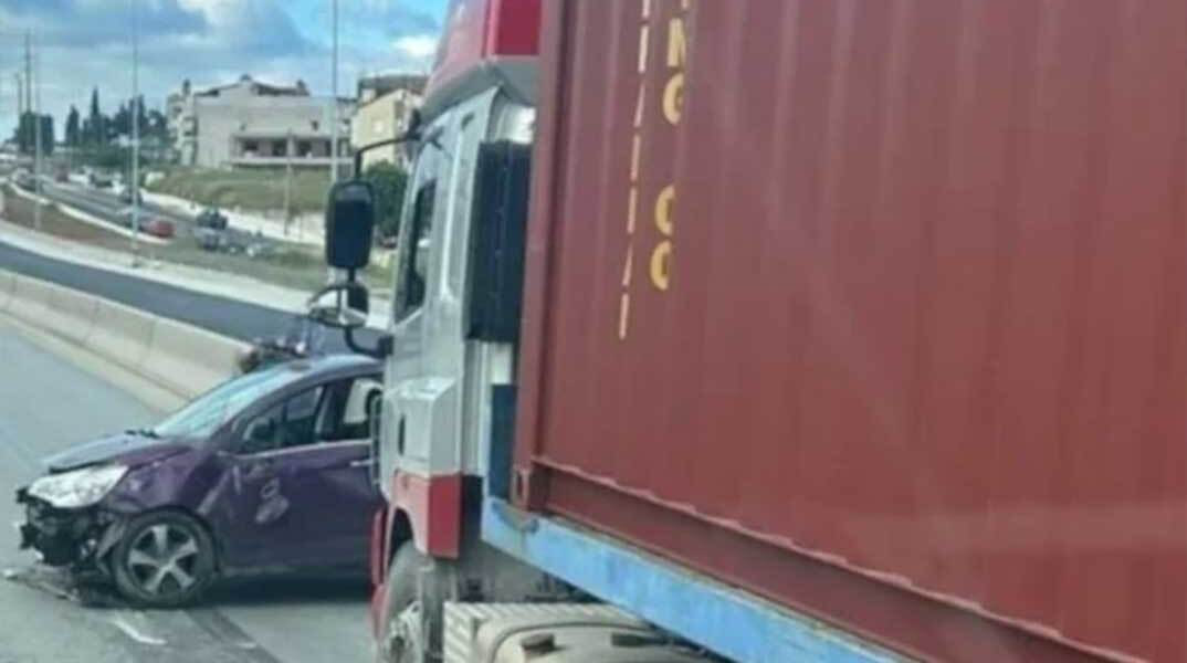 Φορτηγό συγκρούστηκε με αυτοκίνητο στη Θεσσαλονίκη