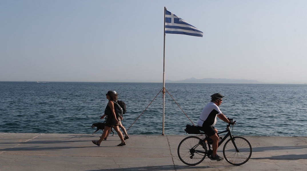 Πολίτες με ποδήλατο και σκυλάκια κάνουν βόλτα στην παραλία του Αλίμου