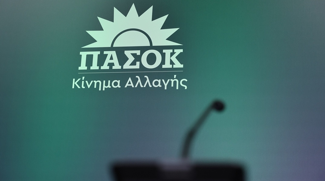 Τα γραφεία του ΠΑΣΟΚ και το λογότυπο του κόμματος έξω από αυτά