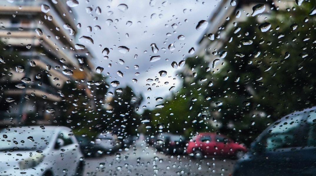 Αλλάζει ξανά ο καιρός: Έρχεται τριήμερο με χαλάζι και καταιγίδες