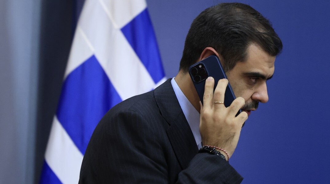 Ο κυβερνητικός εκπρόσωπος Παύλος Μαρινάκης μιλάει στο κινητό τηλέφωνο